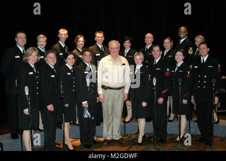 100302-N-5843 P-064 HUBER, Georgia (2. März 2010) Senior Chief Musiker (Ret.) Chuck Huber, ehemaliges Mitglied der Sea Chanters Chorus der U.S. Navy Band, wirft mit der aktuellen Gruppe nach einem Konzert in der willingham Kapelle an der Mercer University in Macon, Georgia. Die Sea Chanters sind auf einer 18-tägigen National Concert Tour durch den Südosten der Vereinigten Staaten. Foto von mucs Aaron Porter (freigegeben). 100302-N-5843 P-064 von United States Navy Band Stockfoto