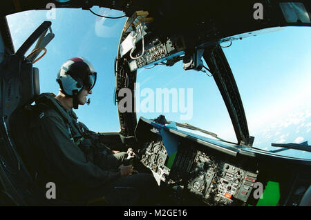 Lt. Chuck Raley, von Washington, D.C. Piloten seine S-3 B Viking über das Great Barrier Reef vor der Küste Australiens während der Übung Tandem Schub 2001. Übung Tandem Schub ist eine kombinierte Usa und australische militärische Übung. Dieser biennale Übung wird in der Nähe von Shoalwater Bay, Queensland, Australien statt. Mehr als 27.000 Soldaten, Matrosen, Flieger und Marines beteiligt sind, mit kanadischen Einheiten, die als gegensätzliche Kräfte. Der Zweck der Übung Tandem Schub ist für Krise Maßnahmen Planung und Durchführung der Kontingenz Antwort ope zu trainieren Stockfoto