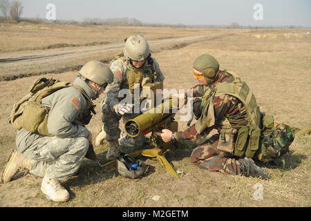Ein Special Forces Soldat vom 34 ungarische Special Forces Bataillon gibt eine Anweisung für die 9 K111 FAGOT 120 mm Draht Lenkflugkörper anti-tank Waffen System während Waffen Cross Training mit Soldaten aus den 1-10 th Special Forces Group (SFG). Diese Soldaten sind die Teilnahme an einem Programm zur Entwicklung der Partnerschaft zwischen der Ungarischen besondere Kräfte und 1-10 th SFG in Táborfalva, Ungarn, 19. März 2010. (U.S. Armee Foto: SSG Isaac A. Graham) freigegeben Ungarischen Special Forces arbeiten mit amerikanischen Truppen durch EUCOM Stockfoto