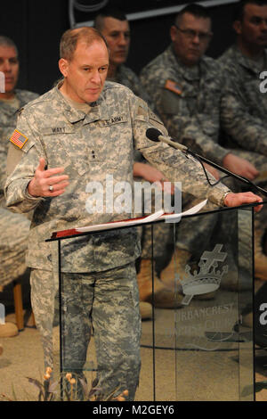 Generalmajor Gregor Wayt, Adjutant General von der Ohio Army National Guard, spricht mit den Soldaten von C Truppe 2. Staffel, 107 Cavalry Regiment und ihre Familienmitglieder, Freunde und Arbeitgeber, da sie Menge um dem Urbancrest Baptist Church, Lebanon, Ohio. Über 130 Soldaten aus C Troop home Am 22. März 2010 zurück von einem einjährigen Einsatz zur Unterstützung der Operation Iraqi Freedom, wo sie Konvoi Sicherheitsoperationen für fast 15.000 logistische Fahrzeuge, die mehr als $ 3 Mrd. in der militärischen Ausrüstung, Regierung, Eigentum und Leben durchgeführt - Erhalt der Ware. (Ohio National Guard pho Stockfoto