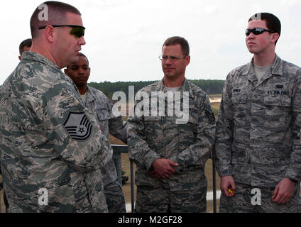 Georgien Guard Flieger Gespräche zu anderen Flieger von der Pennsylvania Air Guard u2019s 111 Fighter Wing durch Georgia National Guard Stockfoto