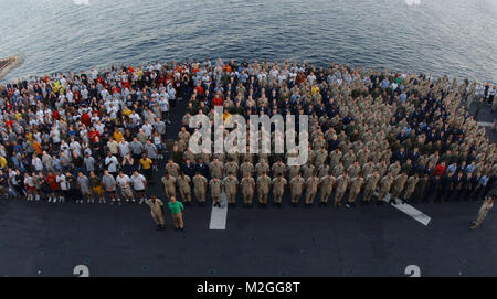 USS Bataan Command Master Chief und 26 MEU Sgt. Maj. stand vor der Bildung von Matrosen und Marines, die gerade beendet hatte einen 'Steel Picknick am Strand", Dez. 11, 2001. Alle standen in der Ausbildung der Erhöhung der amerikanischen Flagge, die über Auf der erhaltenen Gebäude des World Trade Center drapiert zu erwarten. Die Flagge wurde während einer speziellen Zeremonie an Bord der USS Bataan (LHD5) zu Ehren des 3. Jahrestag des Anschlags auf das WTC angehoben. Die 12 von 18 Fuß nylon Flagge von New York City nach Bataan gereist und werden von den 26 Marine Expeditionary Unit (spezielle Betriebsbedingungen durchgeführt werden. Stockfoto
