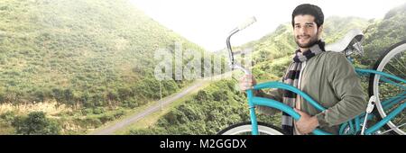 Reisen Mann mit Fahrrad vor Landschaft Gelände Stockfoto