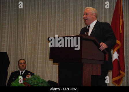 LAKE CHARLES, LA-Col (Ret.) Leonard "Pete" Pauley, jr., spricht über seinen Vater, verstorbene Brig. General (Ret.) Leonard E. Pauley, Sr., während ein Louisiana National Guard Hall of Fame Induktion Zeremonie am Lake Charles Civic Center in Lake Charles, La., 16. April statt. (U.S. Armee Foto von Sgt. Michael L. Owens, Louisiana National Guard Personal Journalist/Freigegeben) 100416-A -0635 O-164 durch Louisiana National Guard Stockfoto