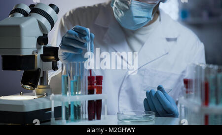 Mitarbeiter der medizinischen Labor Vorbereitung Glas für Tests auf Blut Proben, Stock Video Stockfoto