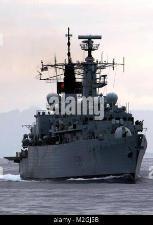 100419-N-1559 J-027 ATLANTIK (19. April 2010) der Royal Navy Fregatte HMS Cornwall (F99) Manöver neben der militärischen Sealift Command flotte Auffüllung öler USNS Leroy Grumman (T-AO 195) während einer laufenden Auffüllung mit der geführten Anti-raketen-Zerstörer USS Laboon (DDG58). Cornwall, Grumman und Laboon beteiligt sind, die in der übung Gemeinsame Krieger 10-1, ein halb-jährlichen Ereignis vor der Küste Schottlands Interoperabilität zwischen alliierten Seestreitkräfte zu verbessern. (U.S. Marine Foto von Mass Communication Specialist 1. Klasse Darius Jackson/Freigegeben) HMS Cornwall führt multinationale Unterwegs Repleni Stockfoto