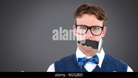 Mann mit zerrissenem Papier auf Mund Stockfoto