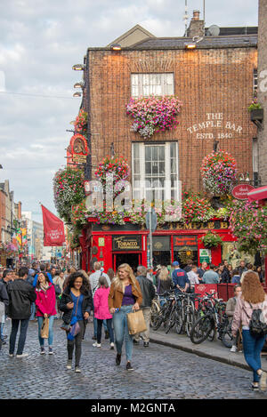 DUBLIN, Irland - 12. August: Leute auf der Straße vor der berühmten Temple Bar in Dublin, Irland Stockfoto