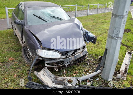 Auto Kollision mit einer Säule Beleuchtung Stockfoto