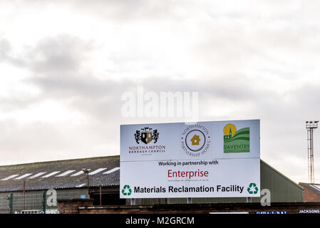 Northampton Großbritannien Januar 05, 2018: Materialien Urbarmachung Facility logo Zeichen stehen. Stockfoto