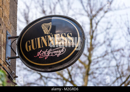 Northampton Großbritannien Januar 05, 2018: Guinness logo Zeichen auf Pub an der Wand. Stockfoto