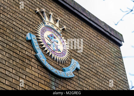 Northampton Großbritannien ab 5. Januar 2018: Die Heilsarmee logo Zeichen auf Stein Wand in Northampton Town Center. Stockfoto