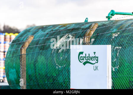 Northampton Großbritannien 06 Januar 2018: Carslberg UK logo Schild über grüne Tank für flüssigen. Stockfoto