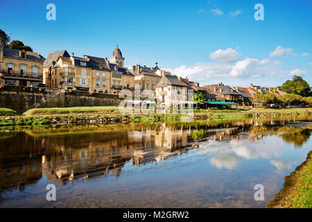 Montignac eine kleine Stadt in der Dordogne, in der historischen Region Périgord Noir gelegen, auf der Vezere River. Stockfoto