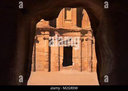 Vorderansicht des El Deir oder das Kloster von den Eingang der Höhle, Petra, Jordanien Stockfoto