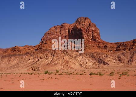 Roten Felsen des Jabal Umm Berg, Wadi Rum, Jordanien Stockfoto