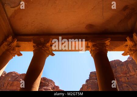 Säulen aus alten nabatäische Tempel Al Khazneh (Finanzministerium) an der Rose Stadt, Petra, Jordanien Stockfoto