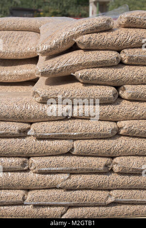 Stapel von Beuteln mit Holz- Biomasse pellets gebildet Stockfoto