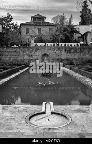 Formale Gärten und Pool auf dem Gelände des Palacio de Yusuf III und die Rückseite des Hotel America, La Alhambra, Granada, Andalusien, Spanien Stockfoto