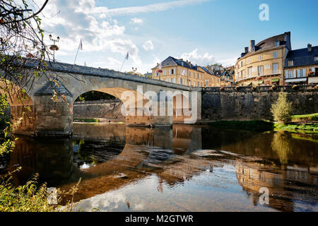 Montignac eine kleine Stadt in der Dordogne, in der historischen Region Périgord Noir gelegen, auf der Vezere River. Stockfoto