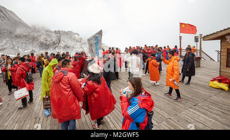 Lijiang, China - 23. September 2017: Touristen auf der Jade Dragon Snow Mountain Aussichtsplattform, auf einer Höhe von 4680 Metern. Stockfoto
