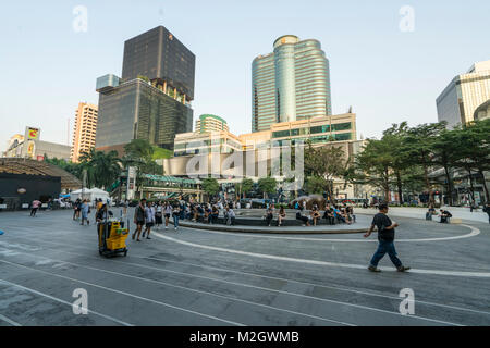 Menschen gehen in Ratchadamri Road in Bangkok, Tailand Stockfoto