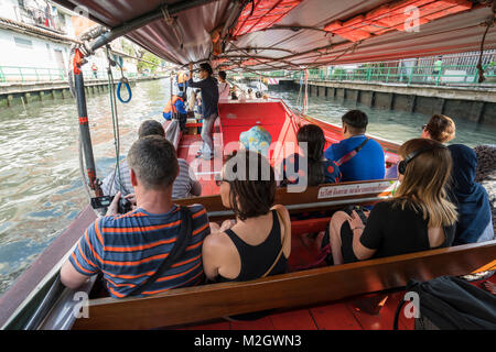 Die Menschen auf dem Boot in khlong Saen Saeb Fluss in Bangkok, Thailand Stockfoto