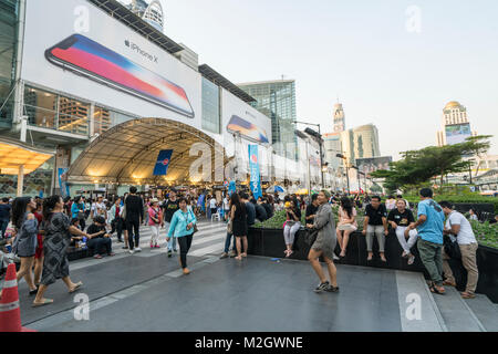 Menschen gehen in Ratchadamri Road in Bangkok, Tailand Stockfoto