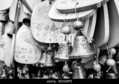 Lijiang, China - 22. September 2017: Gebete und Wünsche in Bezug auf die Holzplatten in einem Tempel der Weißen Wasser Fluss gehängt in Blue Moon Valley. Stockfoto