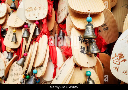 Lijiang, China - 22. September 2017: Gebete und Wünsche in Bezug auf die Holzplatten in einem Tempel der Weißen Wasser Fluss gehängt in Blue Moon Valley. Stockfoto