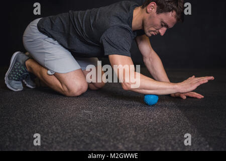 Kaukasische Mann in seinem 30s dehnen und die Muskeln nach dem Training. Stockfoto
