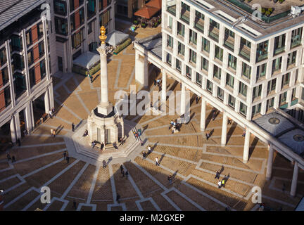 LONDON, UK - 30. OKTOBER 2012: Fußgänger der Paternoster Square Kreuzung neben der St. Paul's Cathedral und London Stock Exchange (LSE) in der Stadt Stockfoto