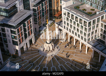 LONDON, UK - 30. OKTOBER 2012: Fußgänger der Paternoster Square Kreuzung neben der St. Paul's Cathedral und London Stock Exchange (LSE) in der Stadt Stockfoto