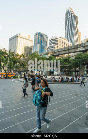 Menschen gehen in Ratchadamri Road in Bangkok, Tailand Stockfoto