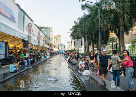 Menschen gehen in Ratchadamri Road in Bangkok, Tailand Stockfoto