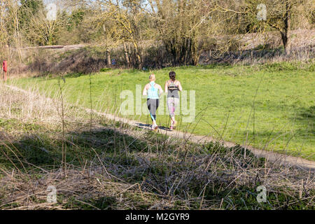 Zwei Frauen laufen entlang der Medway Tal Wanderweg in der Nähe von Barming, Maidstone, Kent, Großbritannien Stockfoto