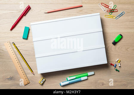 Leere Lightbox mit Kopie Platz für eine Nachricht schreiben liegen auf Schreibtisch mit Kugelschreiber, Bleistift, Textmarker und Lineal so flach aus der Vogelperspektive legen Stockfoto