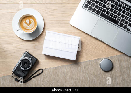 Leere Lightbox mit Kopie Platz für eine Nachricht schreiben liegt auf Fotografie Büro Schreibtisch so flach aus der Vogelperspektive legen Stockfoto
