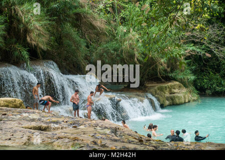 Luang Prabang Touristen am Kuang Si Wasserfälle Stockfoto