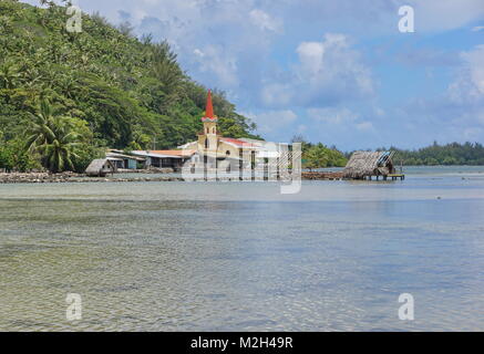 Huahine Island Kirche und Angeln trap von Maeva Dorf am Ufer des Salzwassersee Fauna Nui, Französisch-Polynesien, South Pacific Stockfoto