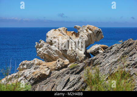 Natürliche Felsformation mit dem Mittelmeer im Hintergrund, Cap de Creus Natural Park, Spanien, Costa Brava, Katalonien, Girona Stockfoto