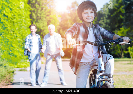 Kinder lernen Fahrrad im Freien zu reiten begeistert Stockfoto