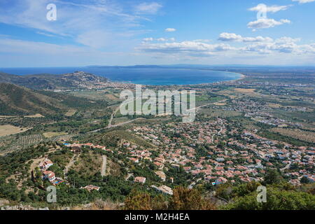 Spanien Costa Brava Landschaft die Bucht und die Stadt der Rosen vom Berg aus gesehen, Mittelmeer, Alt Emporda, Girona, Katalonien Stockfoto