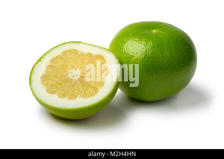 Ganze und halbe oroblanco Obst auf weißem Hintergrund Stockfoto