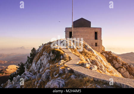 Blick auf das berühmte Njegos Mausoleum bei Sonnenuntergang, Lovcen National Park, Montenegro von Flavia Brilli Stockfoto