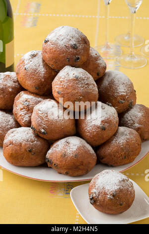 Schale mit oliebollen bedeckt mit Zucker, traditionelle niederländische Gebäck für Silvester isoliert auf weißem Hintergrund Stockfoto