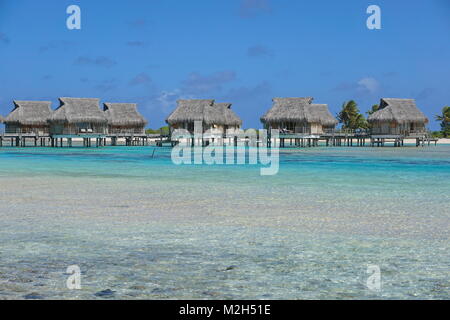 Tropisches Resort mit Überwasser Bungalows in der Lagune, Tikehau Atoll, Tuamotus, Französisch Polynesien, Pazifik, Ozeanien Stockfoto