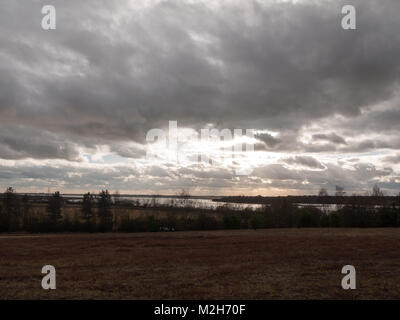 Moody Skyline Wolken über Herbst Bauernhof Feld, Essex, England, Großbritannien Stockfoto