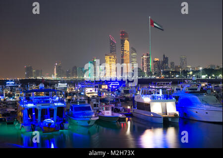 Yacht Hafen in der Nähe der Marina Mall in Abu Dhabi mit der Skyline im Hintergrund. Stockfoto