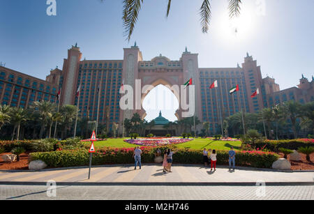 DUBAI, VEREINIGTE ARABISCHE EMIRATE - 02 Jan, 2018: Die Vorderseite des weltberühmten Atlantis, The Palm Hotel am Jumeirah Palm Island in Dubai. Stockfoto